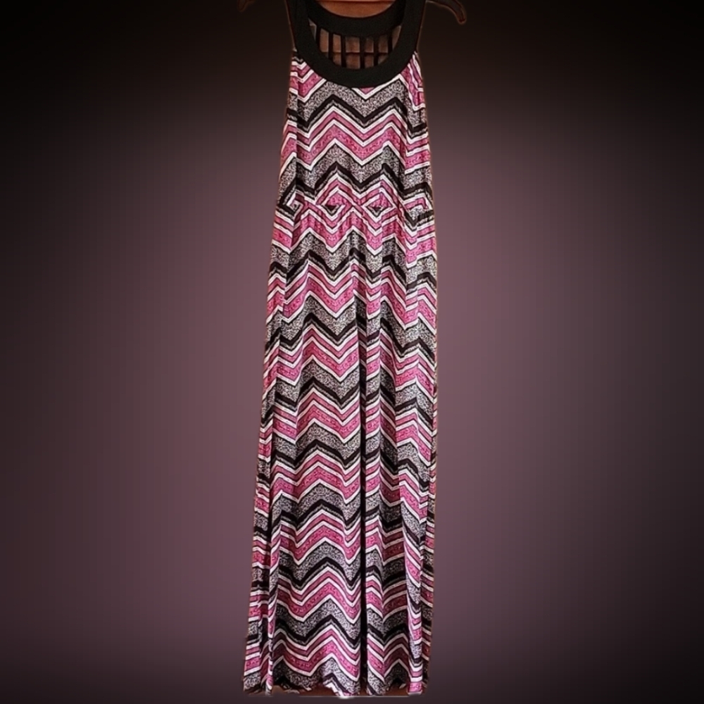Sleeveless Chevron Maxi Dress in Pink and Black